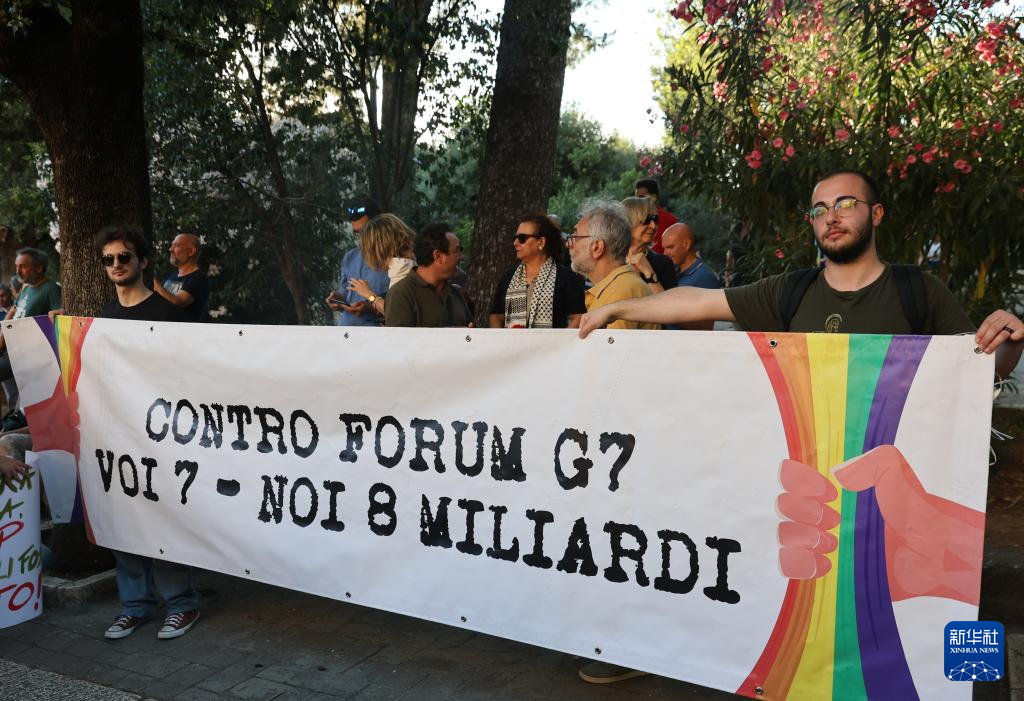 6月14日，在意大利普利亚大区法萨诺镇，人们在抗议活动中。新华社记者 李京 摄