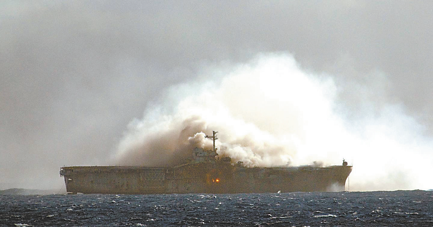 “环太平洋2010”军演期间，美军靶舰“新奥尔良”号被击中的画面