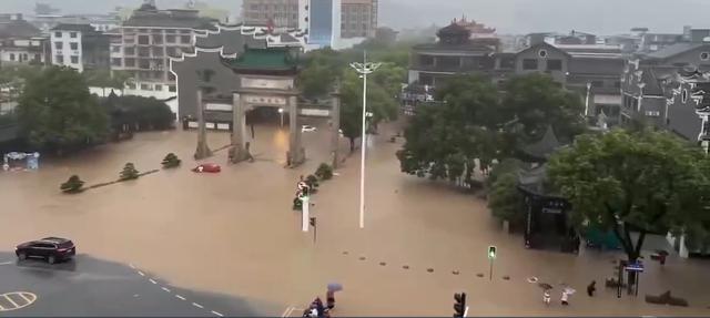 郴州资兴东江湖下游一废弃游船被洪流冲走