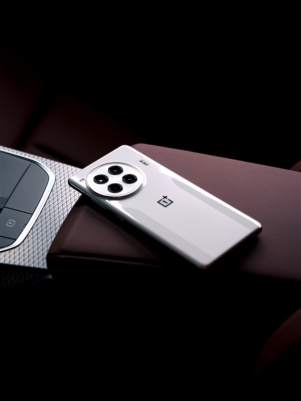 一加Ace 3 Pro陶瓷版真机照公布:同档唯一陶瓷性能手机
