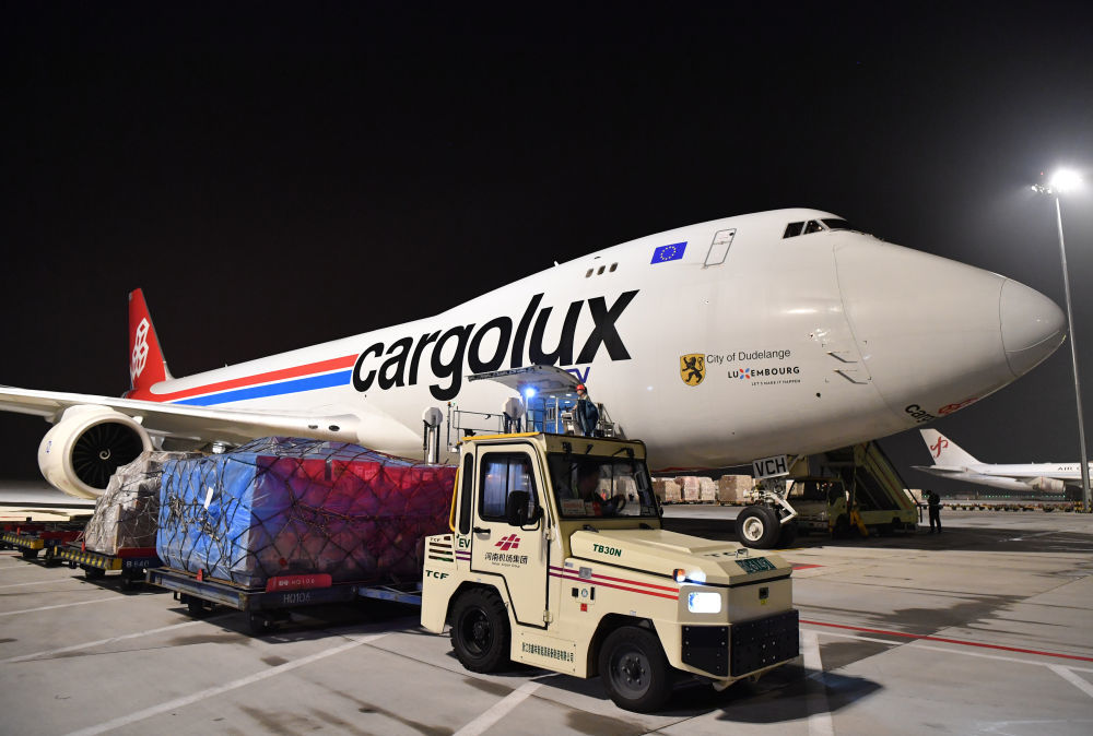 在郑州新郑国际机场，工作人员驾驶新能源拖车为一架卢森堡货航货机卸货（2023年8月1日摄）。新华社记者 李嘉南 摄