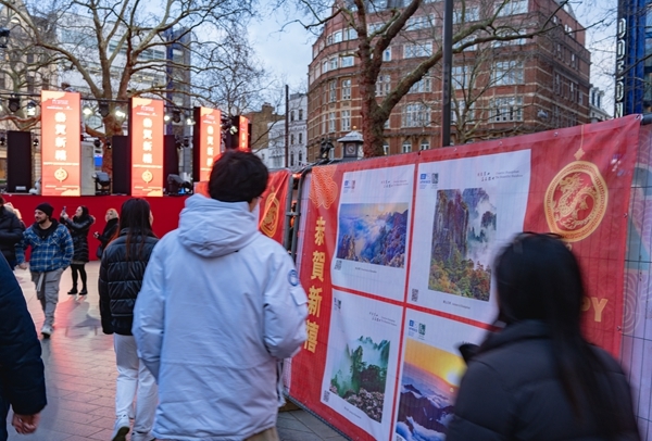 中外游客欣赏黄山图片展。（伦敦华埠商会供图）