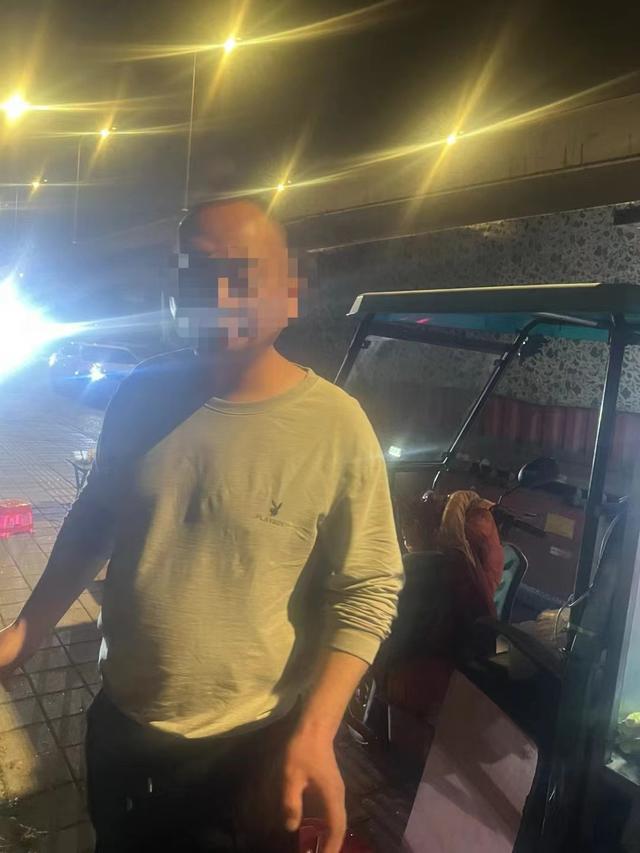 阻止摆摊的男子 视频截图