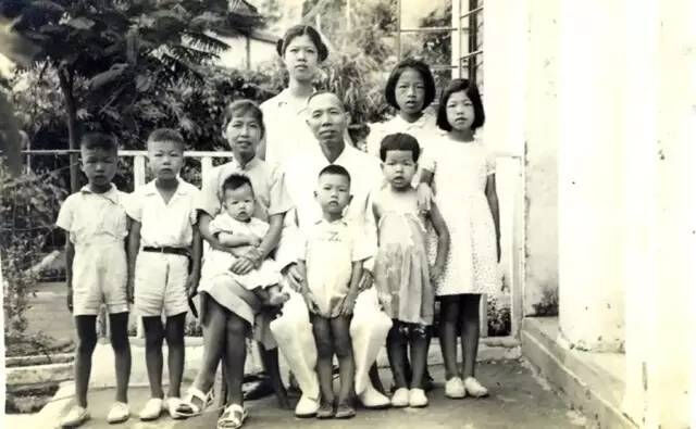 1955年，香港沙田龙凤台，丘成桐全家合影。