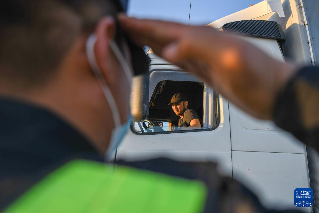 4月18日20时许，在霍尔果斯公路口岸，一辆返回哈萨克斯坦的出境车辆通过查验岗。新华社记者 赵戈 摄