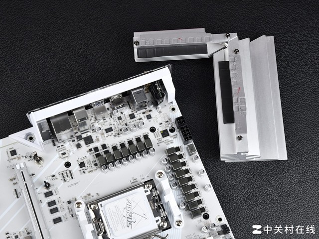 轻松超频锐龙7 8700G 技嘉B650E冰雕X主板评测