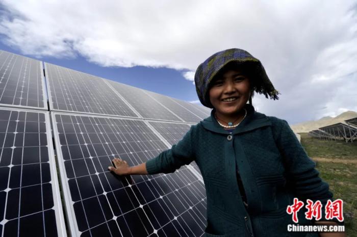 2011年，西藏日喀则太阳能光伏电站项目一期10兆瓦太阳能光伏电站并网发电，日喀则农牧民用上清洁的绿色能源。李林 摄