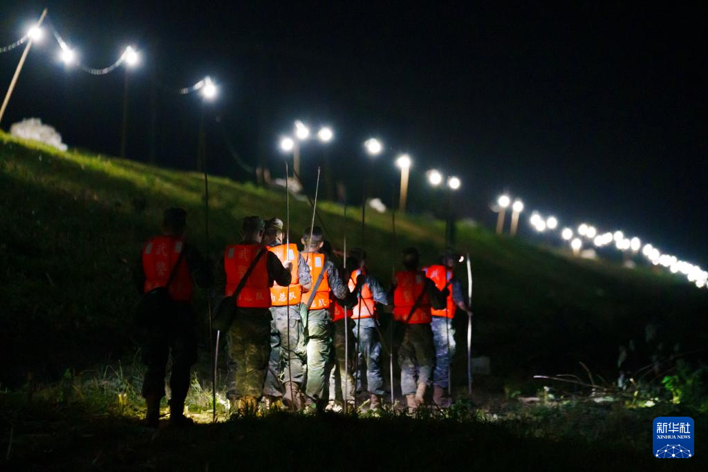 7月8日凌晨，武警湖南总队官兵在湖南省岳阳市华容县团洲垸钱团间堤巡堤排险。新华社发（张森 摄）