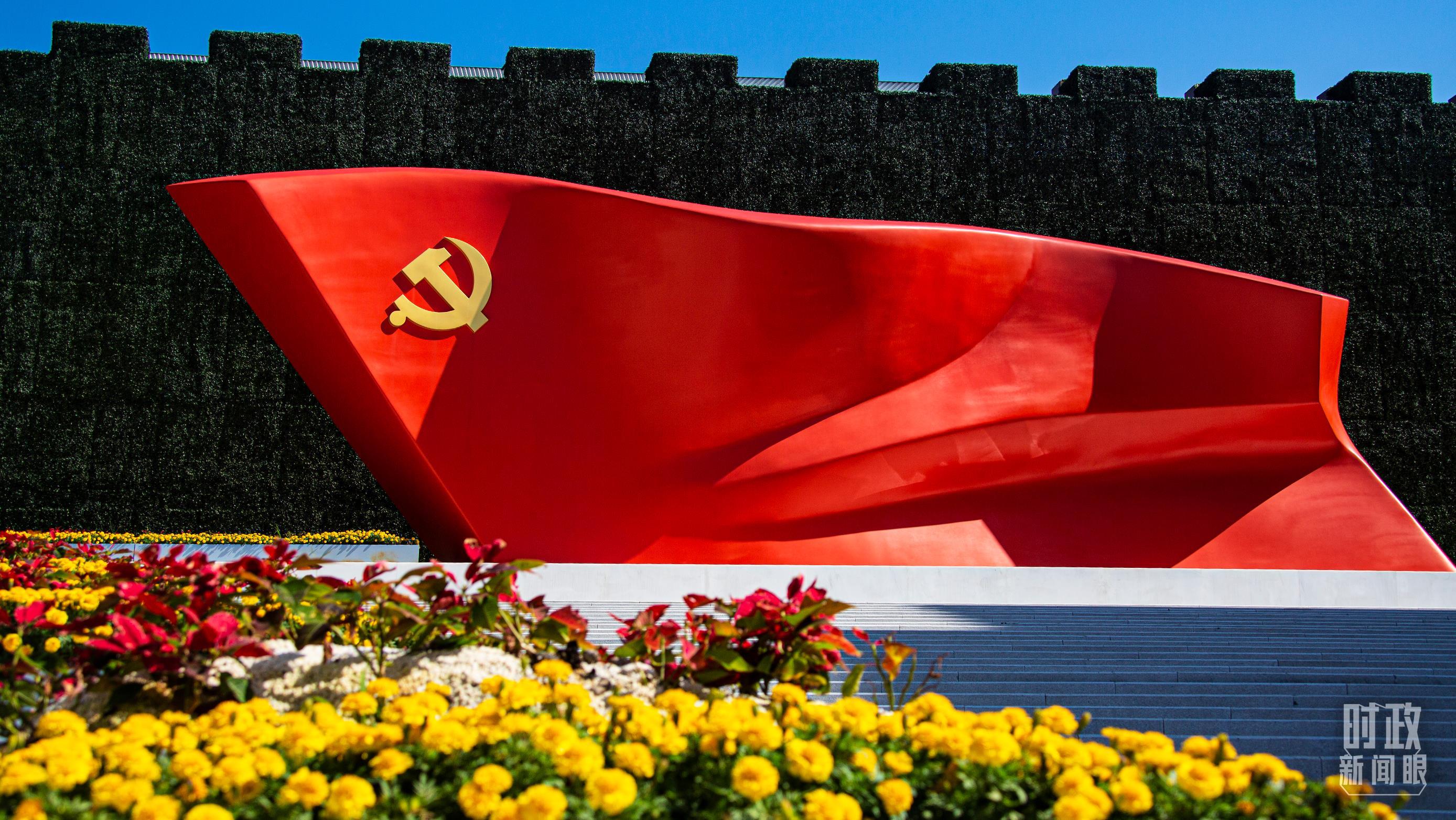 △中国共产党历史展览馆西侧广场雕塑《旗帜》气势如虹。（图/视觉中国）