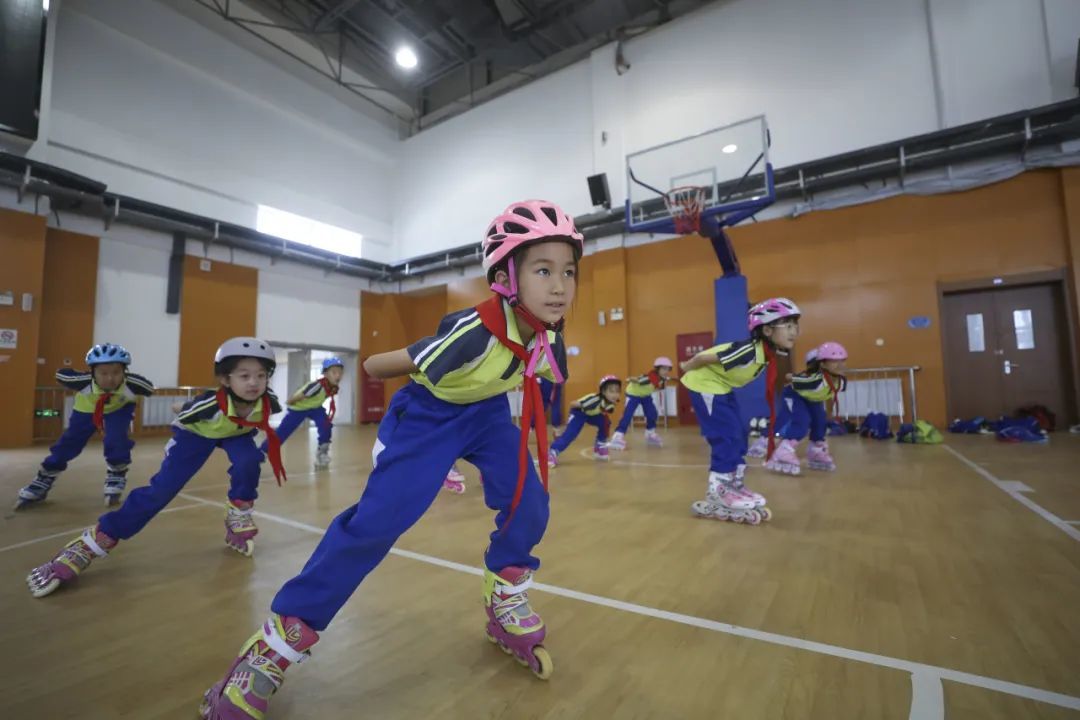 长春新区北湖英才学校学生在参加轮滑训练。