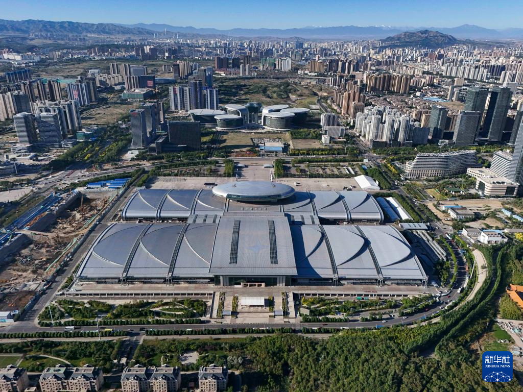新疆国际会展中心及周边城区景观（2024年6月21日摄，无人机照片）。新华社记者 胡虎虎 摄