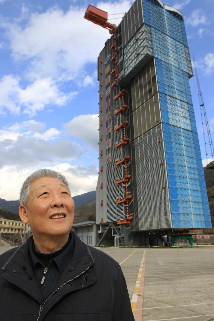 这是孙家栋在西昌卫星发射中心(2010年12月15日摄)。新华社记者李明放 摄
