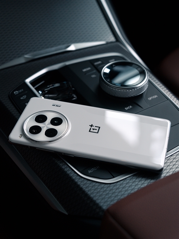 一加Ace 3 Pro陶瓷版真机照公布:同档唯一陶瓷性能手机