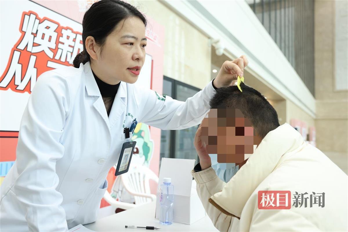 皮肤科主任高英为患者检查