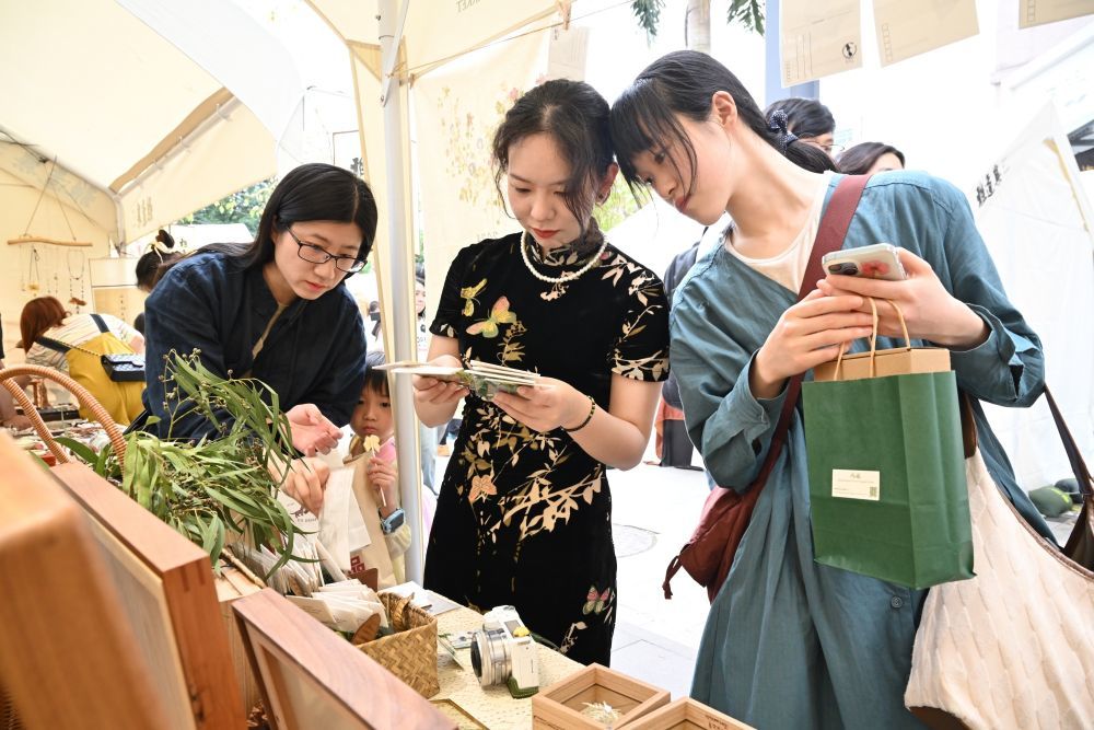 2024年5月2日，游人在福州雅道巷艺术市集上选购创意植物书签。新华社记者 姜克红 摄