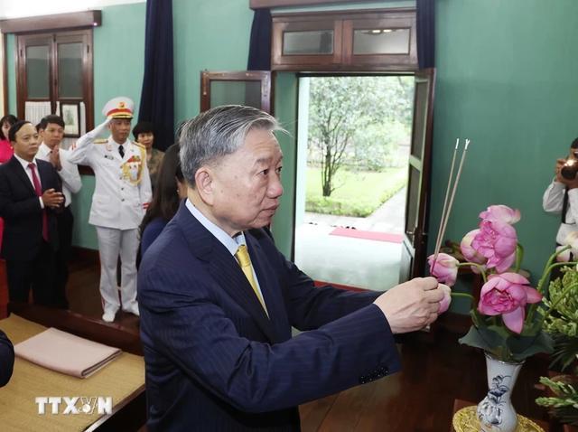 5月23日，越南国家主席苏林前往位于胡志明主席遗迹区的67号屋向胡志明主席敬香。