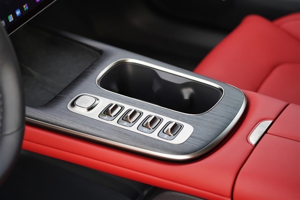 这颜值一眼种草!小米SU7雅灰图赏