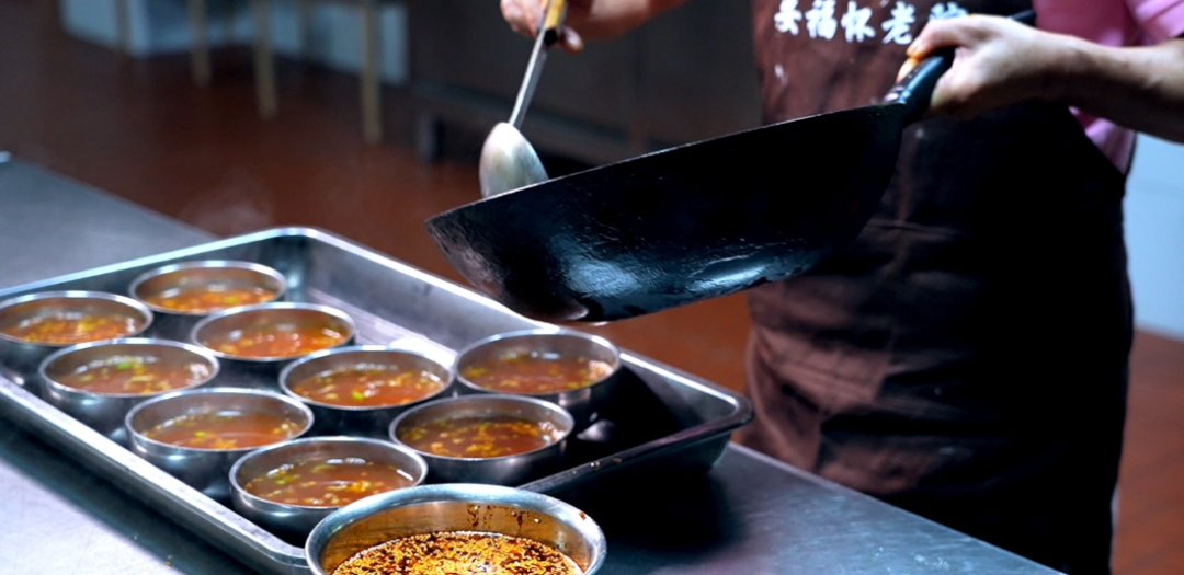 义工正在制作长寿面