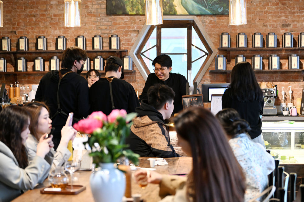 在天津市和平区五大道，一家新开业的茶饮店内顾客络绎不绝（4月10日摄）。