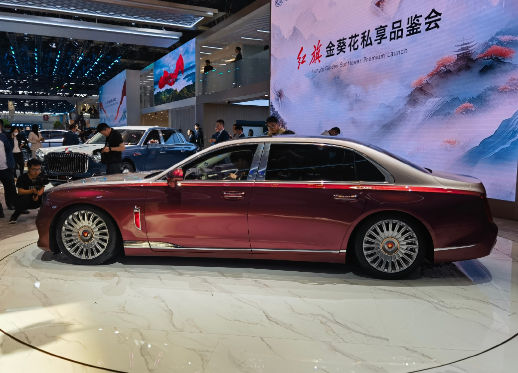 北京车展 | 买这台红旗应该不用政审,比S级更有范——红旗国雅亮相
