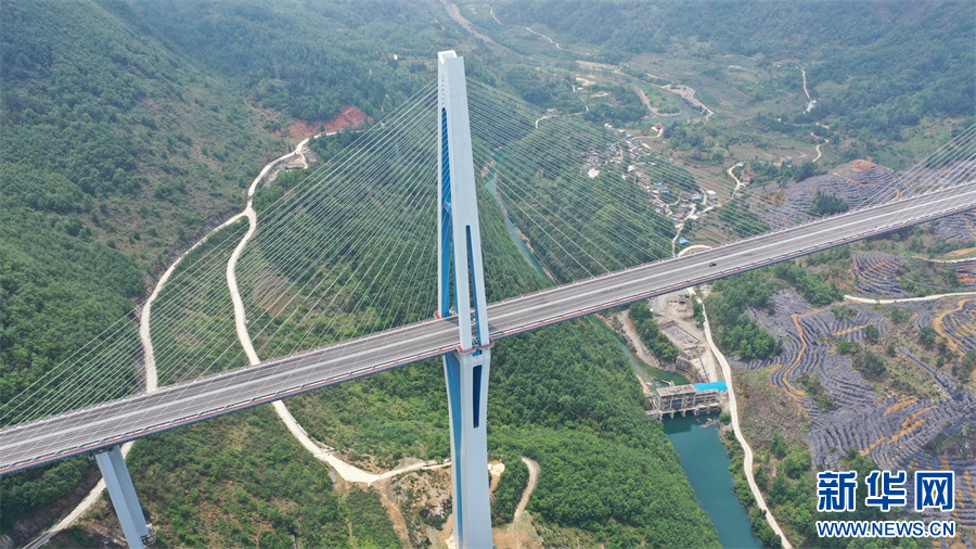 平塘“天空之桥”一景（资料图）。新华网 周远钢 摄