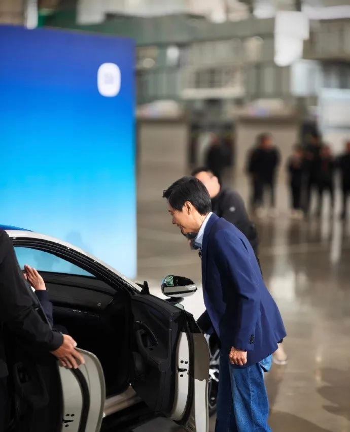 图|雷军为小米用户开车门(来源于网络)