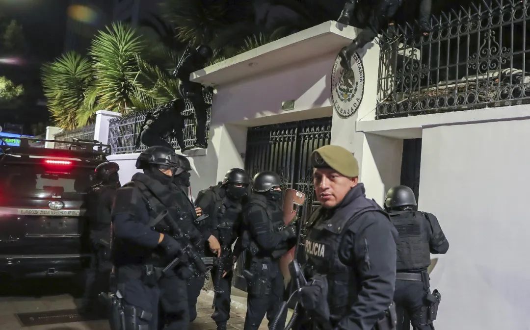 ◆4月5日晚，厄瓜多尔警方包围墨西哥大使馆。