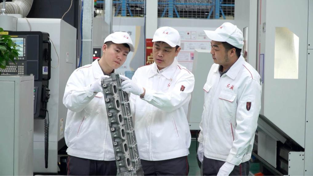 中国一汽研发总院高级技师杨永修（右二）和团队成员观察检测汽车零部件状态。新华社记者王帆 摄