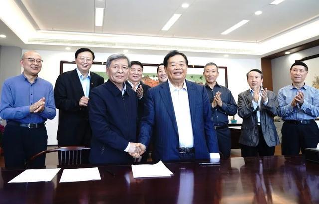 2022年7月，曹德旺在武昌理工学院调研。 图片来源：武昌理工学院网站