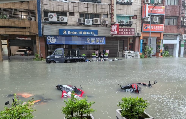 台风“格好意思”形成高雄市三民区一带淹水。图自台湾“中央社”