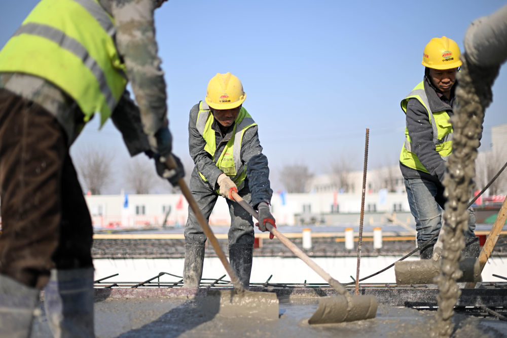 3月31日，工人在空客天津第二条总装线项目建设现场施工作业。新华社记者赵子硕摄