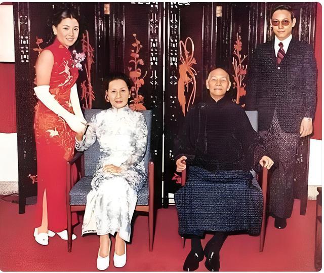 右起：圆智怡、宋孬生理龄、蒋介石、蒋孝怯