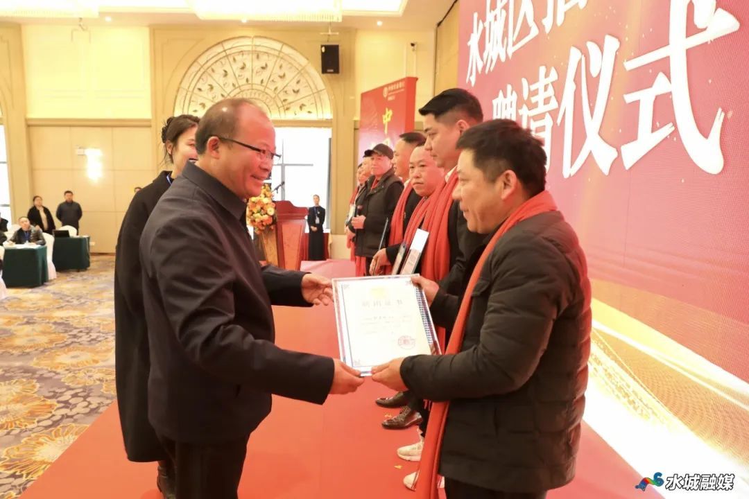 陈石颁发招商大使、招聘顾问聘请证书。