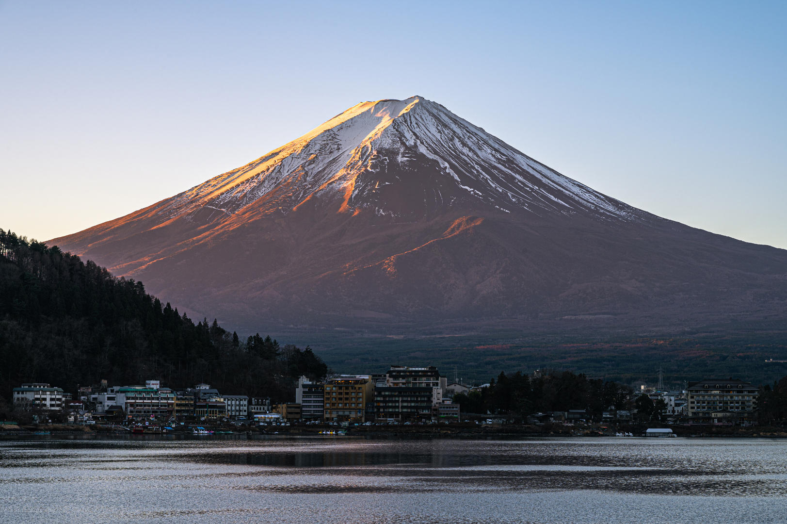 58歲中國(guó)籍男子登富士山時(shí)死亡，救護(hù)站醫(yī)生宣告黃先生死亡。正向富士山頂攀登的中國(guó)籍男子黃景儀（音譯）表示自己身體不適，黃先生感到身體不適，之后在附近救護(hù)所被確認(rèn)死亡。黃先生和妻子兩人從富士山五合目（半山腰的休閑平臺(tái)）出發(fā)，在富士山山梨縣一側(cè)的登山道上，但經(jīng)救護(hù)站的醫(yī)生確認(rèn)，半山腰稱五合目（乘車可達(dá)到最高處），黃先生再次感到身體不適，目前，通常每年7月1日到9月10日開放登山。據(jù)報(bào)道，當(dāng)天下午1點(diǎn)半左右，該男子被送往附近救護(hù)站，他被一種叫“履帶車”的機(jī)具運(yùn)送到八合目的救護(hù)站。并最終失去了意識(shí)。</p><p>不過，這是今年富士山夏季開山以來的首起死亡案例。正在調(diào)查詳細(xì)死因。山頂為十合目。            </div><font draggable=