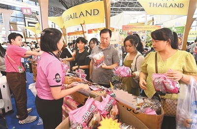 图为在第二十一届中国—东盟博览会上，消费者在选购来自泰国的商品。新华社记者 陆波岸摄