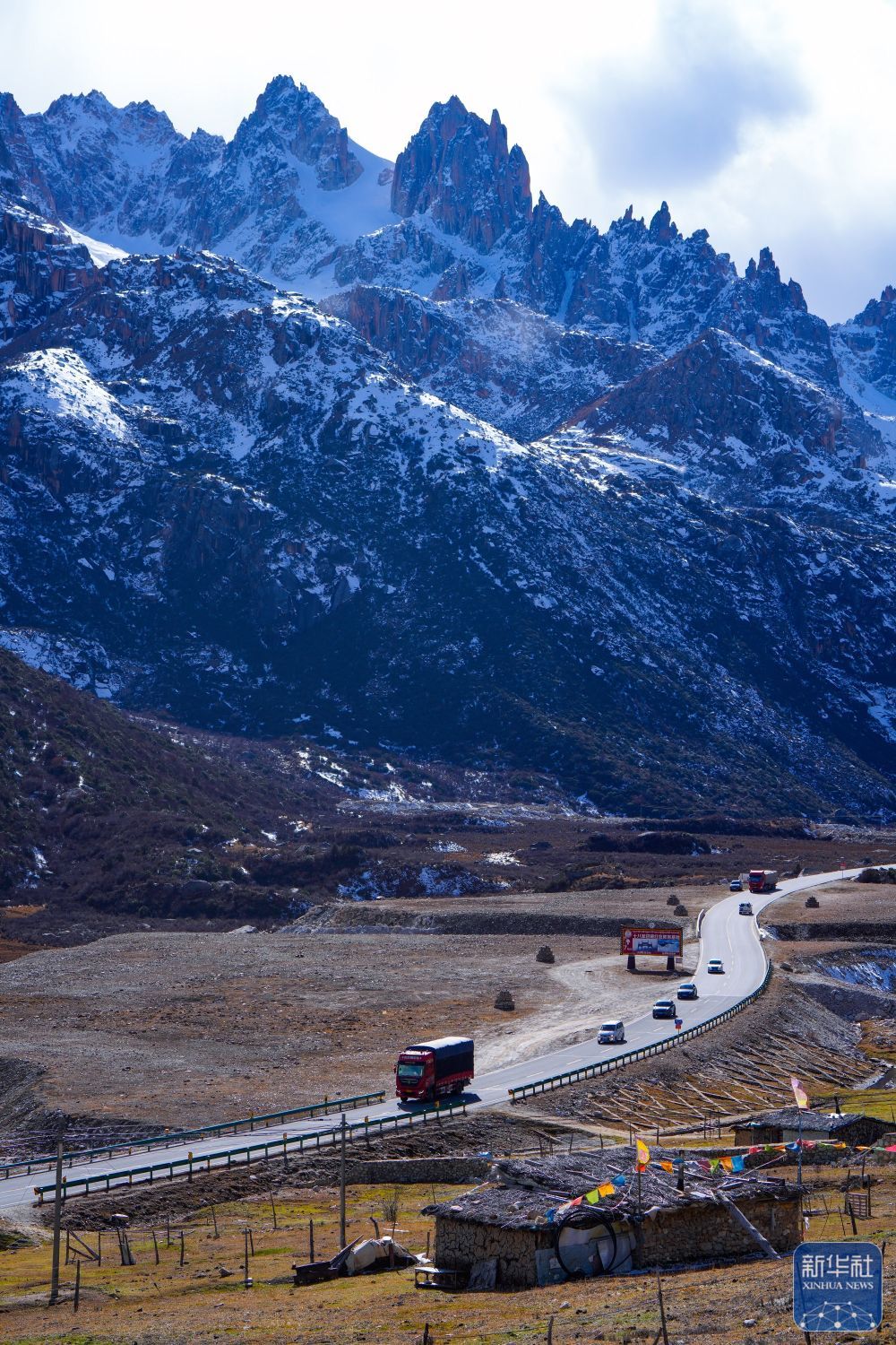 在四川省甘孜藏族自治州德格县，车辆穿过雀儿山隧道后行驶在国道317公路上（11月1日摄）。