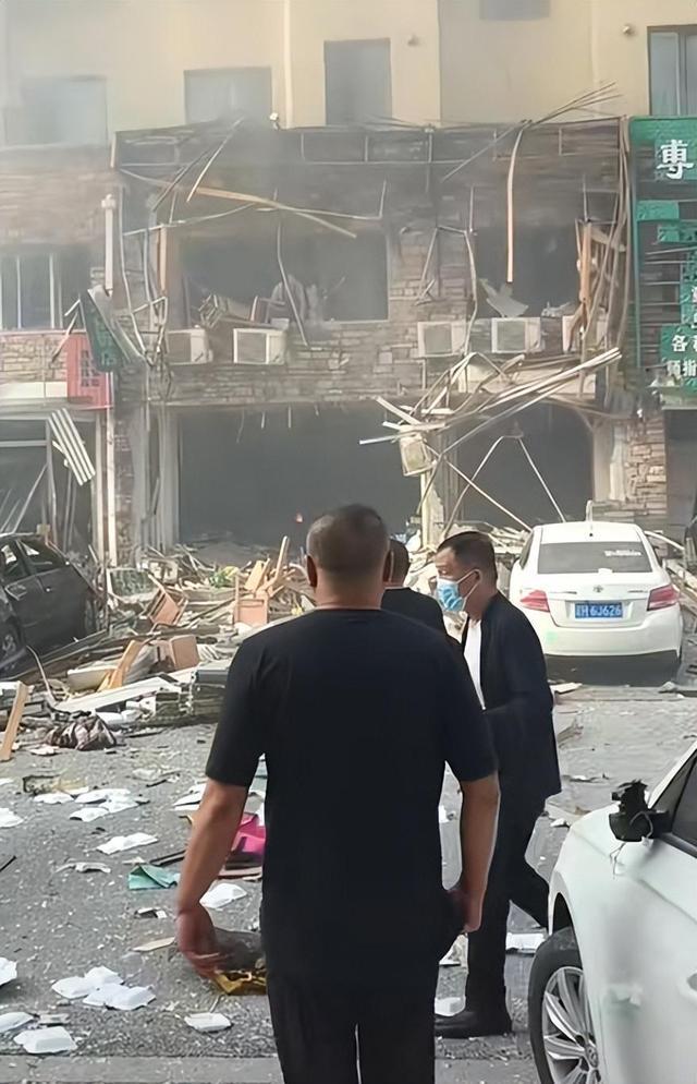 辽宁一饭店清晨突发爆炸，门面炸出大空洞，当地回应