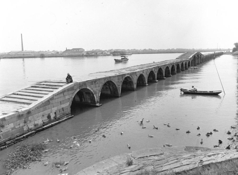 1986年拍摄的江苏苏州大运河石拱古桥——宝带桥。