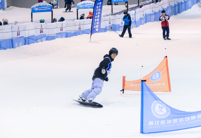 11月30日，游客在绍兴启迪乔波冰雪世界滑雪。受访单位供图