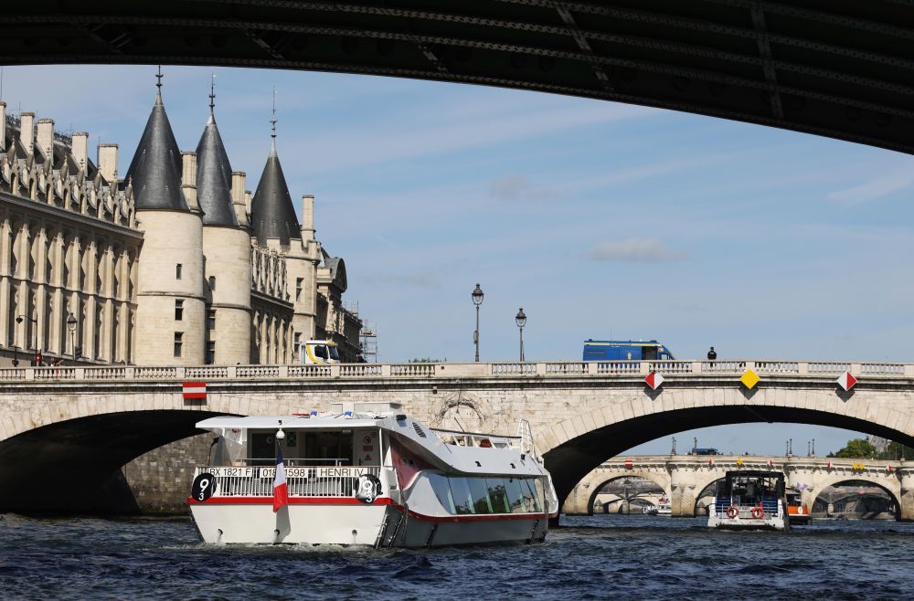 资料图：2023年7月17日，巴黎奥组委在法国塞纳河上进行了一场奥运会开幕式迷你彩排。新华社记者高静摄