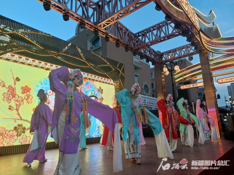 8月22日，在乌鲁木齐大巴扎步行街，海口市艺术团带来了精彩的演出。石榴云/新疆日报记者 张冬梅摄