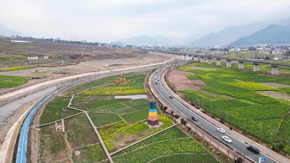 这是2月3日在四川省凉山彝族自治州越西县拍摄的当地打造的田园旅游综合体（无人机照片）。新华社记者 王曦 摄