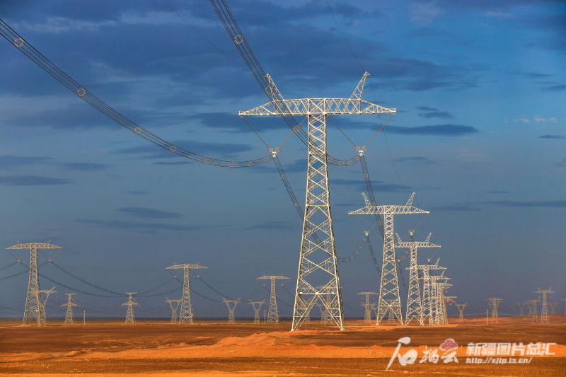 昌吉-古泉±1100千伏特高压直流输电线路外景。陈建军摄