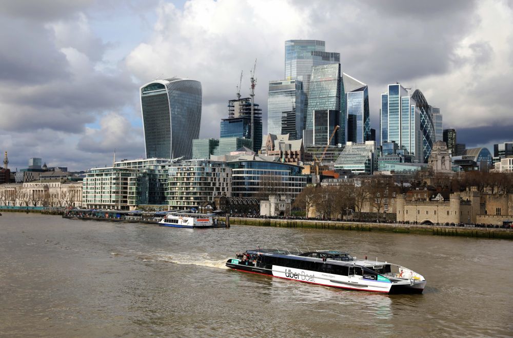 这是在英国伦敦拍摄的泰晤士河与河畔建筑。