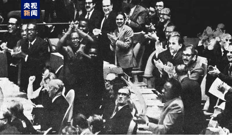 △1971年10月25日，第26届联合国大会以压倒多数通过决议，恢复中华人民共和国在联合国的一切合法权利。图为当电子计票牌上出现表决结果时，代表们热烈鼓掌、欢呼。