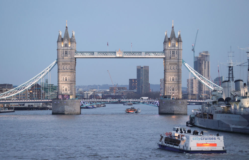 这是在伦敦拍摄的泰晤士河与塔桥。