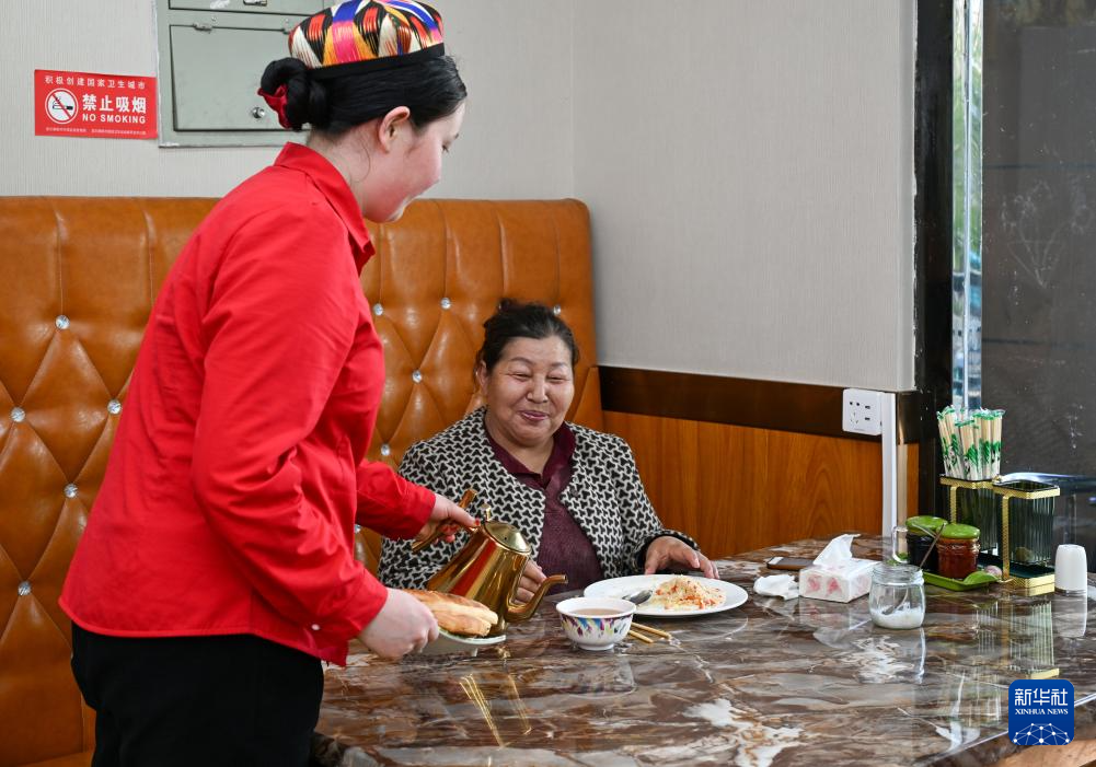 4月18日13时许，客人在霍尔果斯市一家餐厅用餐。新华社记者 陈朔 摄