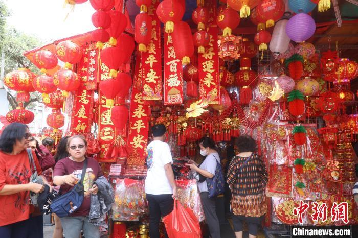 2月5日，民众在雅加达班芝兰唐人街购物。　 中新社记者 李志全 摄