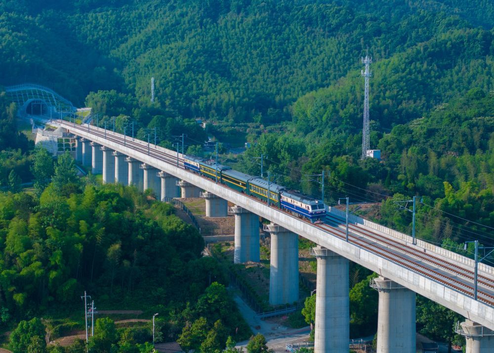 2024年5月18日，杭温高铁检测列车驶出山星岩隧道（无人机照片）。新华社发（吴杰琛 摄）
