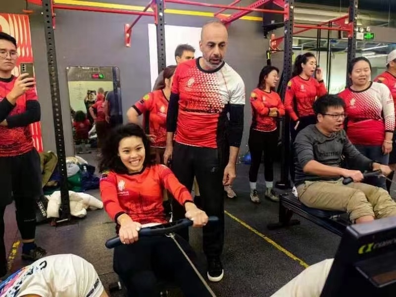 △约旦教练贺达明（中）指导队员们进行体能训练